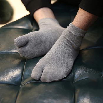 2 páry Letných Split Prst Ponožky Mužov Bavlna Priedušná Krátke Ponožky Čierna Biela Šedá Japonský Štýl Tabi Jogy Ponožky