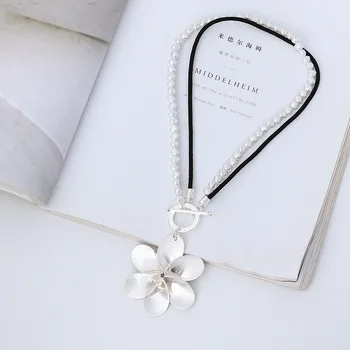 2021 Trend Elegantné Šperky Biela Imitácia Perly Reťazca Kvetina Náhrdelník Prívesok Jedinečné Ženy Módny Náhrdelník Veľkoobchod