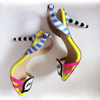 2022 Buty Damskie Originálne kožené sandále ženy string korálkové vysoké podpätky prekladané pódium T show list dekor gladiator topánky